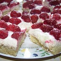 ciasto truskawkowe z kremem cynamonowym