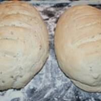 Tradycyjny pszenny chleb z dodatkami lub bez