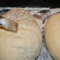 Tradycyjny pszenny chleb z dodatkami lub bez