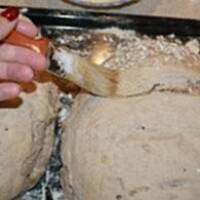 Tradycyjny ciemny żytni chleb z dodatkami lub bez