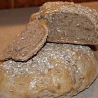 Tradycyjny ciemny żytni chleb z dodatkami lub bez