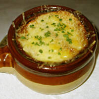 Zupa cebulowa francuzka