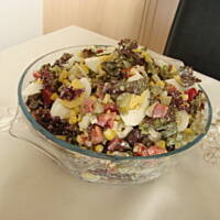 Salatka z salaty z czosnkiem (najlepiej z czerwonej salaty)