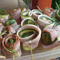 Szaszłyczki cukiniowo-boczkowe