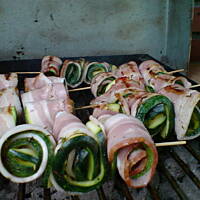 Szaszłyczki cukiniowo-boczkowe