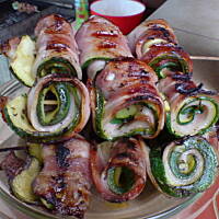 Szaszłyczki cukiniowo-boczkowe