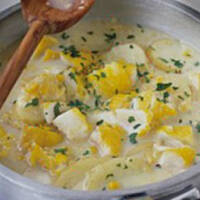 zupa chowder z wędzonego łupacza i kukurydzy