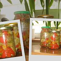 Sałatka na zimę do słoików z ogórkami i papryką