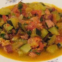 Bigos z cukini i pomidorów