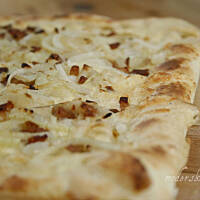 Pizza z cebulą i boczkiem