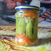 Sałatka z ogórków w miodowej zalewie