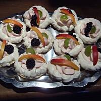 ciastka bezowe z owocami