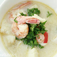 Zupa kokosowa z owocami morza