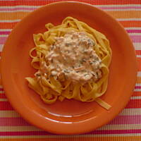 Makaron Tagiatelle z sosem łososiowo śmietanowym