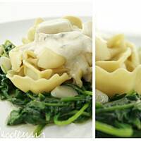 Tortellini na liściach szpinaku w serowym sosie