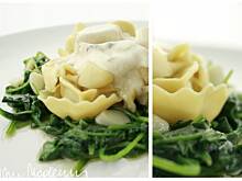 Fot. anay, Tortellini na liściach szpinaku w serowym sosie