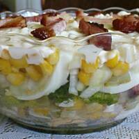 Warstwowa sałatka z brokuł