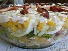 Fot. ANEETKA, Warstwowa sałatka z brokuł