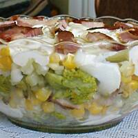 Warstwowa sałatka z brokuł