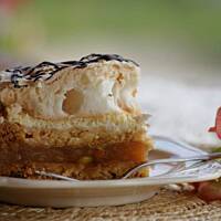 Szarlotka z bezą i bita śmietaną