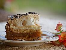 Fot. Agnieszka777, Szarlotka z bezą i bita śmietaną