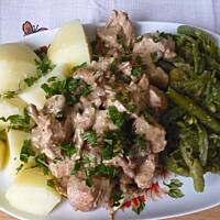 Indyk z kurkami w winie