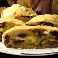 Rolada drożdżowa z grzybami