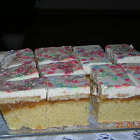 Szarlotka biszkoptowa z kremem śmietanowym