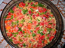 Fot. fiołek, Sałatka z kaszy bulgur i pomidorów