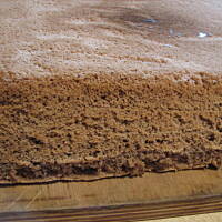 Czarny placek z orzechami w czekoladzie