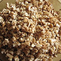 Czarny placek z orzechami w czekoladzie