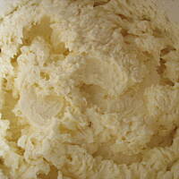 Czarny placek z orzechami w czekoladzie