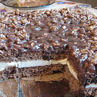 Czarny placek z orzechami w czekoladzie