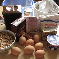 Czarny placek z orzechami w czekoladzie