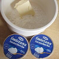 Czarny placek z orzechami w czekoladzie