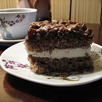 Czarny placek z orzechami w czekoladzie