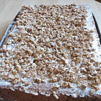 Czarny placek z orzechami w czekoladzie