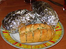 Fot. Kluko, Bułki z serem i masłem ziołowym