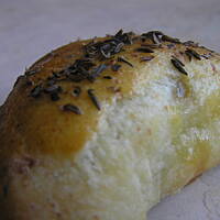 Pieczone pierożki z kapustą grzybami i mięsem