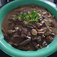 Wołowina duszona w winie ze świeżymi grzybami