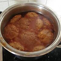 kotlety z łopatki z kapustą w sosie pomidorowym