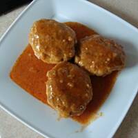 kotlety z łopatki z kapustą w sosie pomidorowym