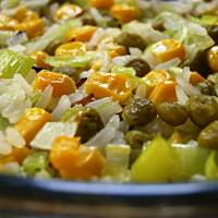 Ryż zapiekany z groszkiem kukurydzą i porem