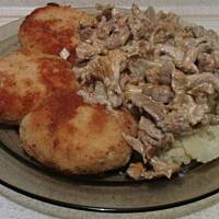 Kotleciki z kury  ziemniaczki i sosik z kurek