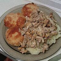 Kotleciki z kury  ziemniaczki i sosik z kurek