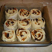 drożdzowe bułeczki z bakaliami i nutką cynamonu