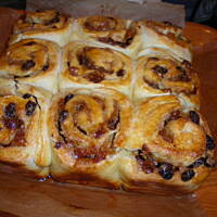 drożdzowe bułeczki z bakaliami i nutką cynamonu