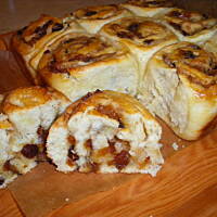 drożdzowe bułeczki z bakaliami i nutką cynamonu