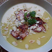 Zupa ziemniaczana kremowa z płatkami migdałowymi