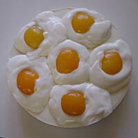 Tort brzoskwiniowy z sadzonymi jajkami